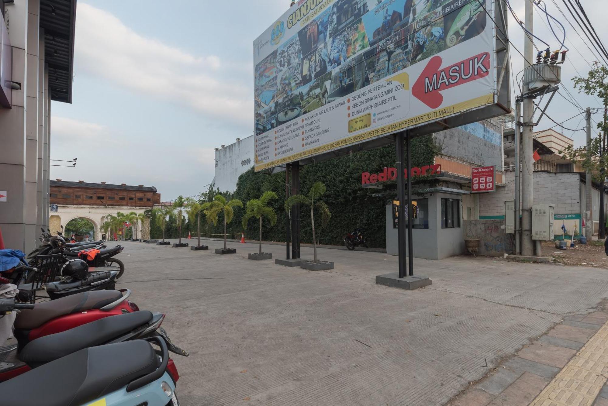 Urbanview Park By Reddoorz Hotel Cianjur